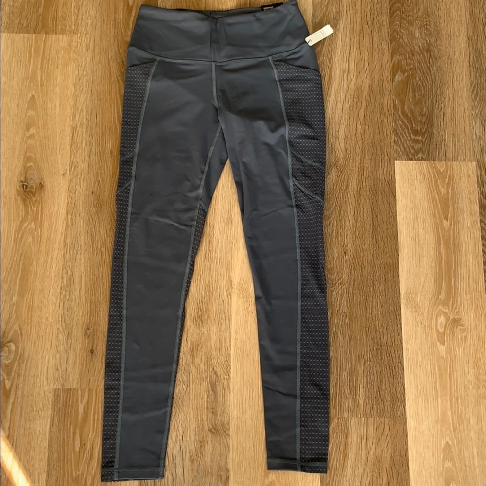 Victoria’s sport leggings with pockets
